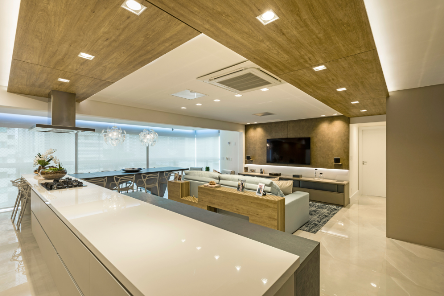 Imagem da matéria #Club&Casa Home – Painel de madeira no teto conecta ambientes e personaliza imóvel novo