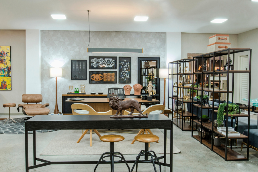 Imagem da matéria #Club&Casa Home – Obras de arte dividem espaço com móveis e luminárias imponentes em projeto comercial