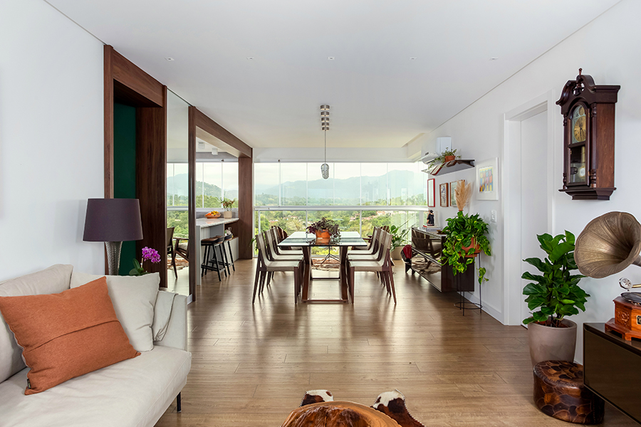 Imagem da matéria #Club&Casa Home – Apartamento com vista para um verdejante vale aproveita móveis e objetos do acervo familiar
