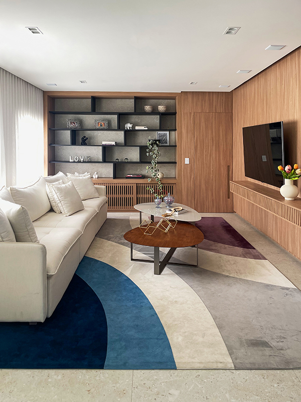 Imagem da experiência #Club&Casa Home – Paredes com cor notável destacam-se em apartamento com linguagem clean e elegante