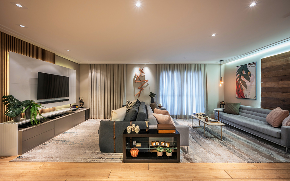 Imagem da experiência #Club&Casa Home – Marcenaria caprichada, com direito a painel ripado com porta camuflada, é um dos destaques do apartamento.