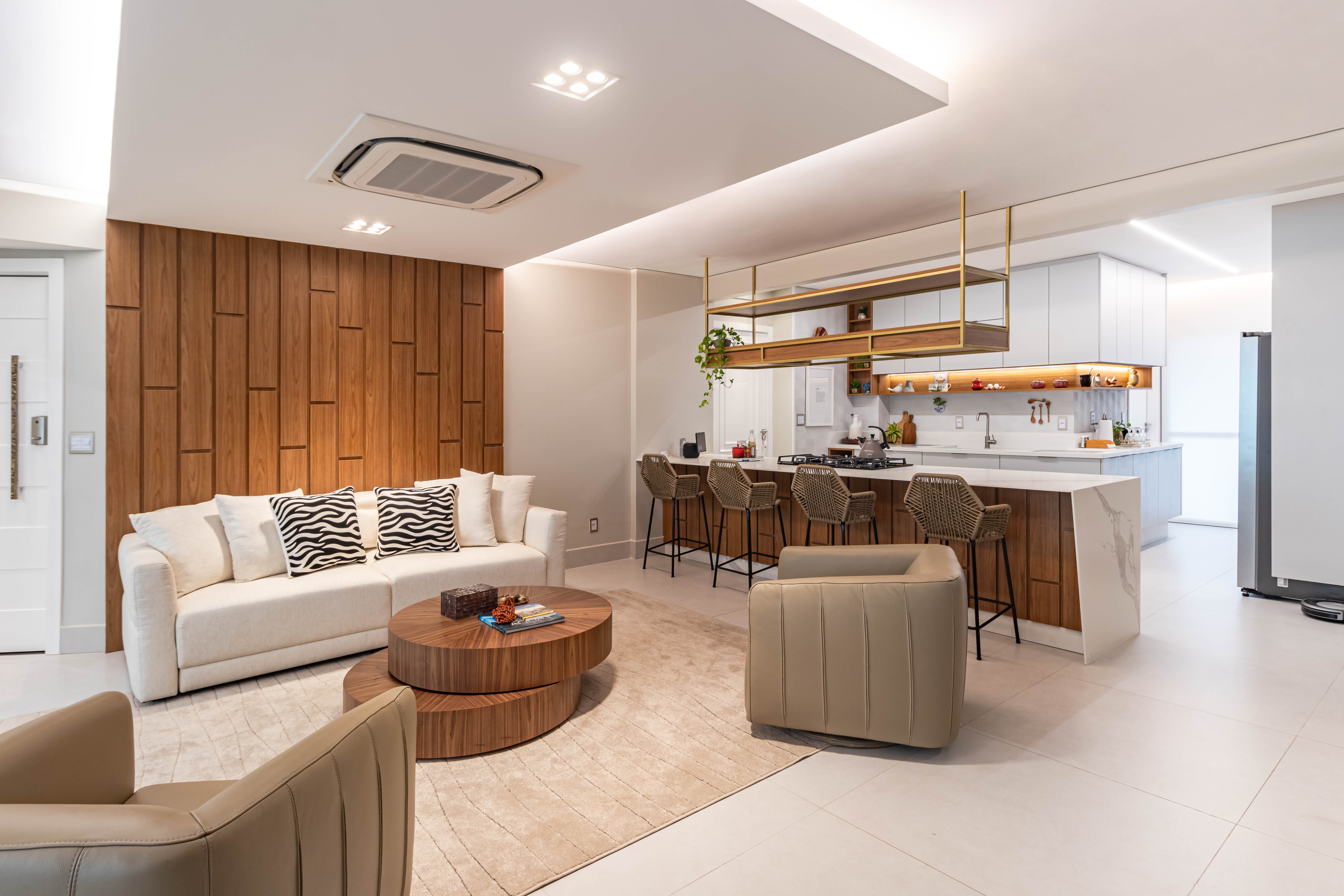 Imagem da matéria CONTEÚDO E VISIBILIDADE: Em Manaus, apartamento ganha suíte com closet amplo, ambiente social integrado e adega climatizada 