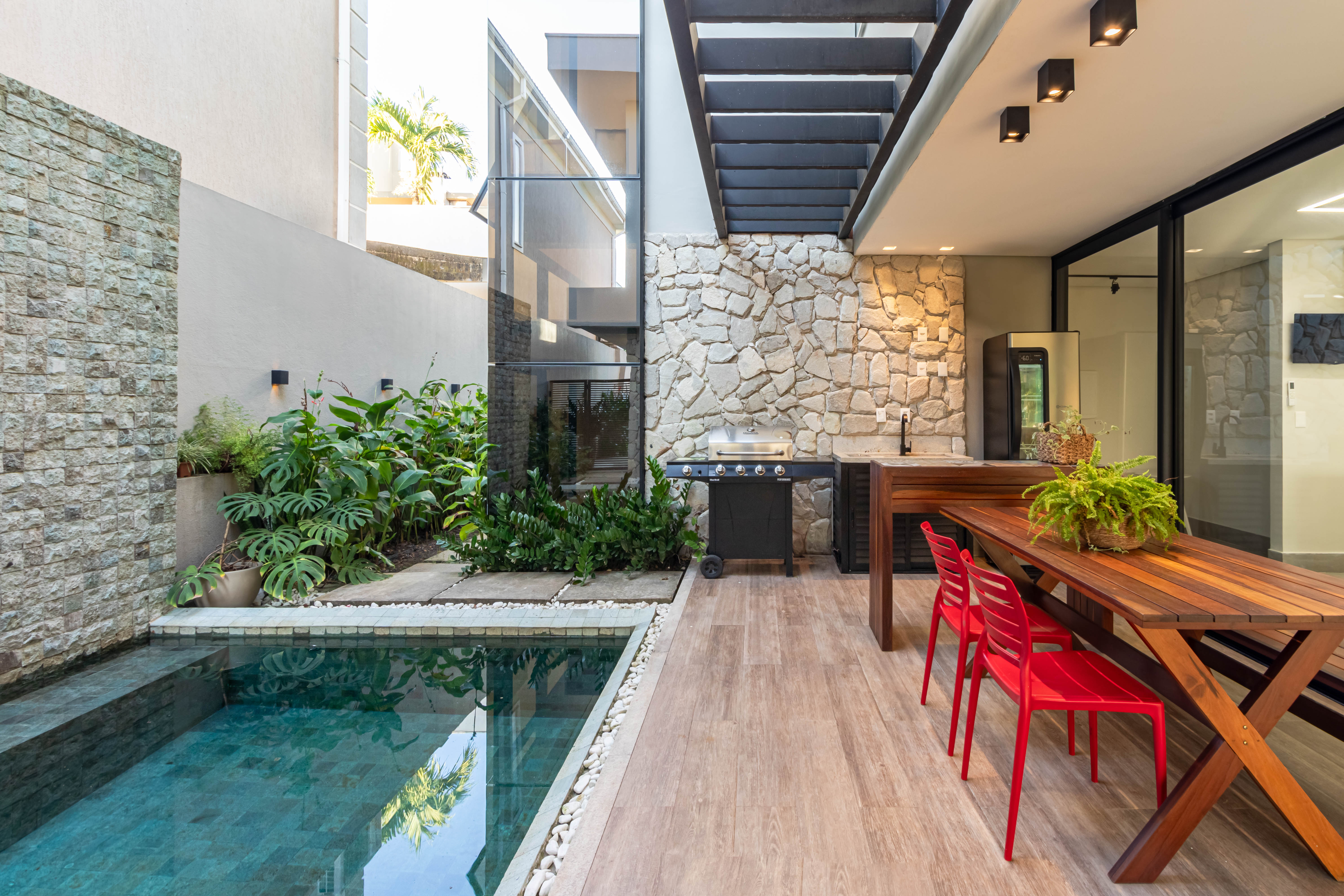 Imagem da matéria CONTEÚDO E VISIBILIDADE: Do apartamento à casa nova com piscina e área social integrada, com projeto da DG Arquitetura