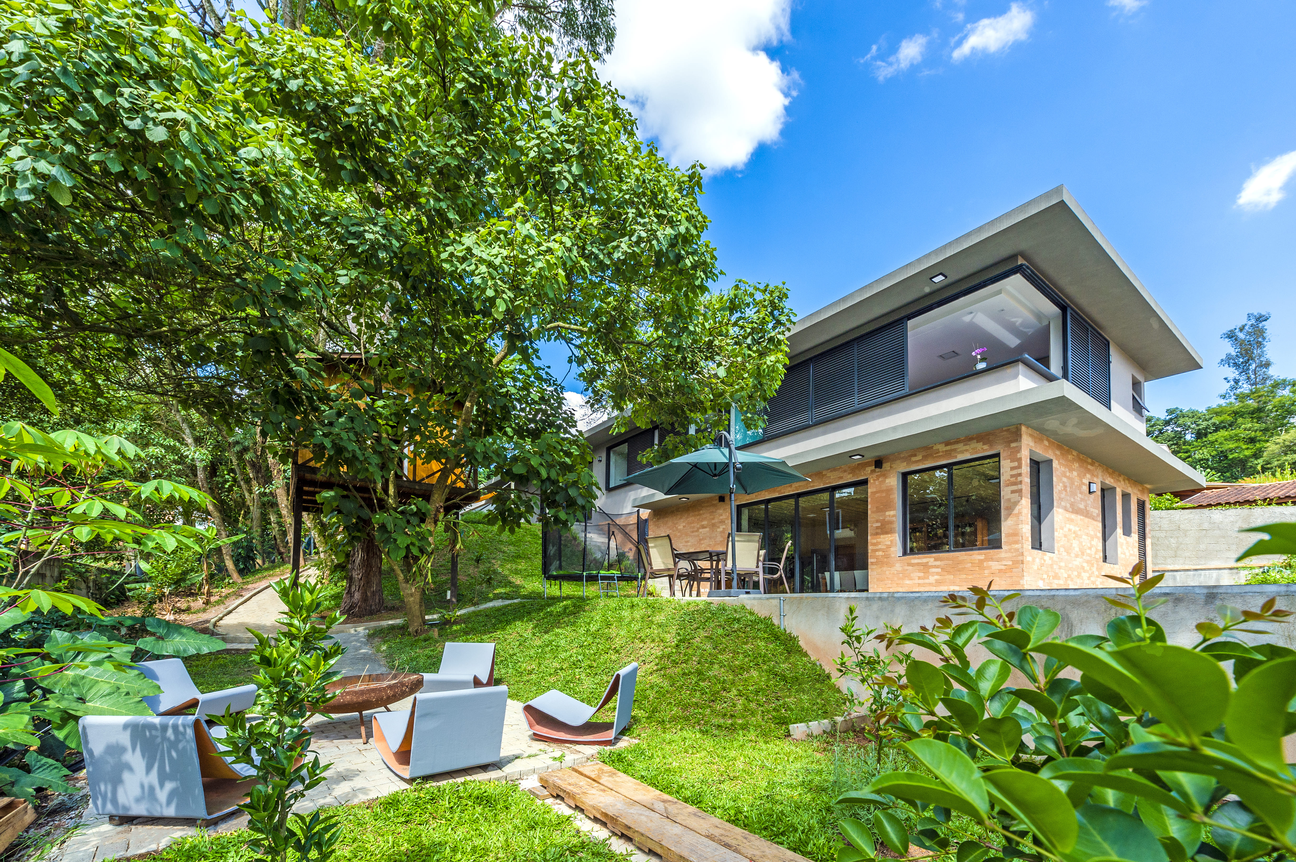 Imagem do post #Conteúdo e Visibilidade: projeto de reforma assinado por Daniel Szego reinventa o estilo casa de campo para uma família moderna