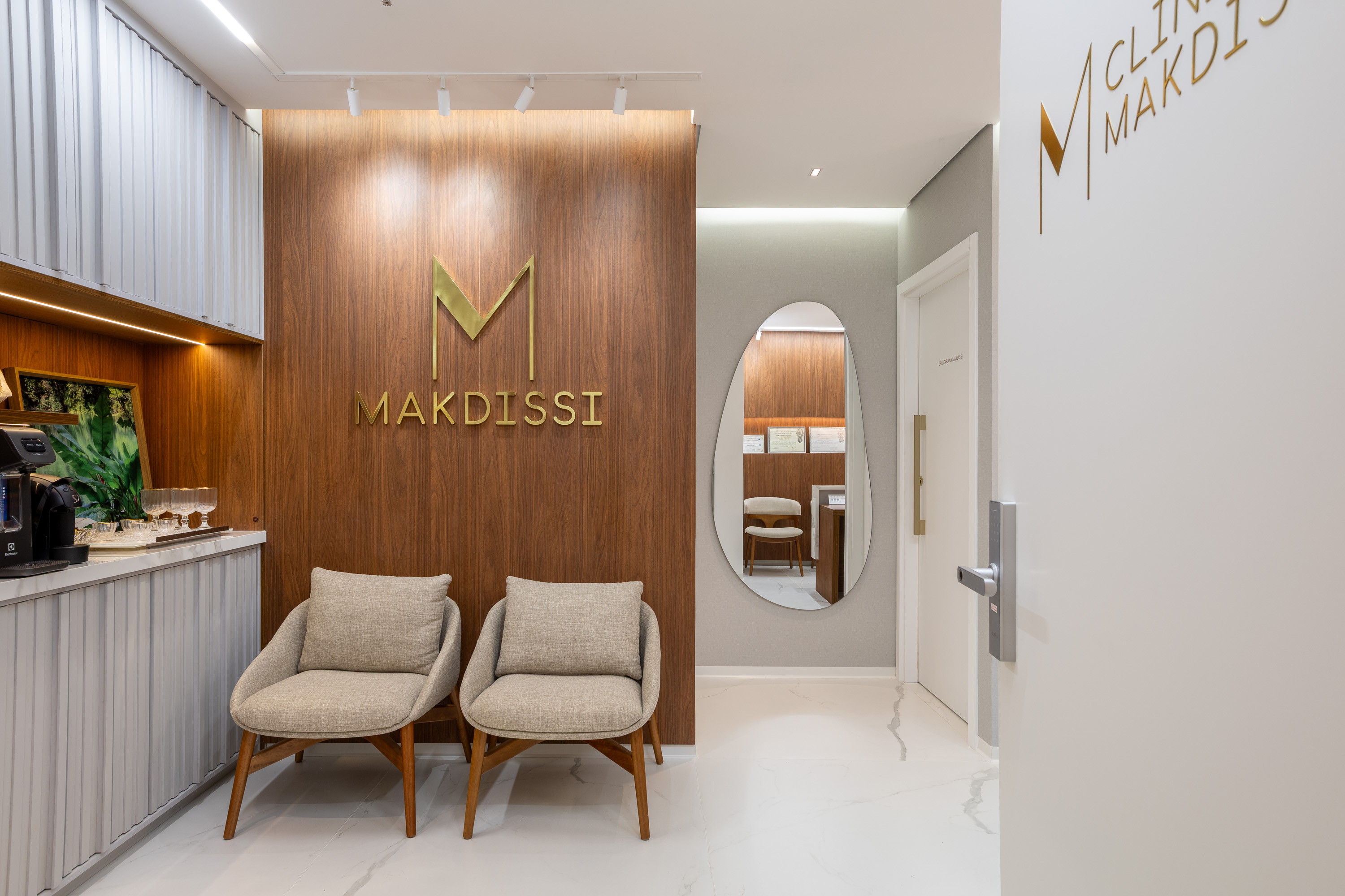 Imagem da matéria #Conteúdo e Visibilidade: projeto da Clínica Makdissi transforma salas comerciais em um espaço médico moderno e integrado