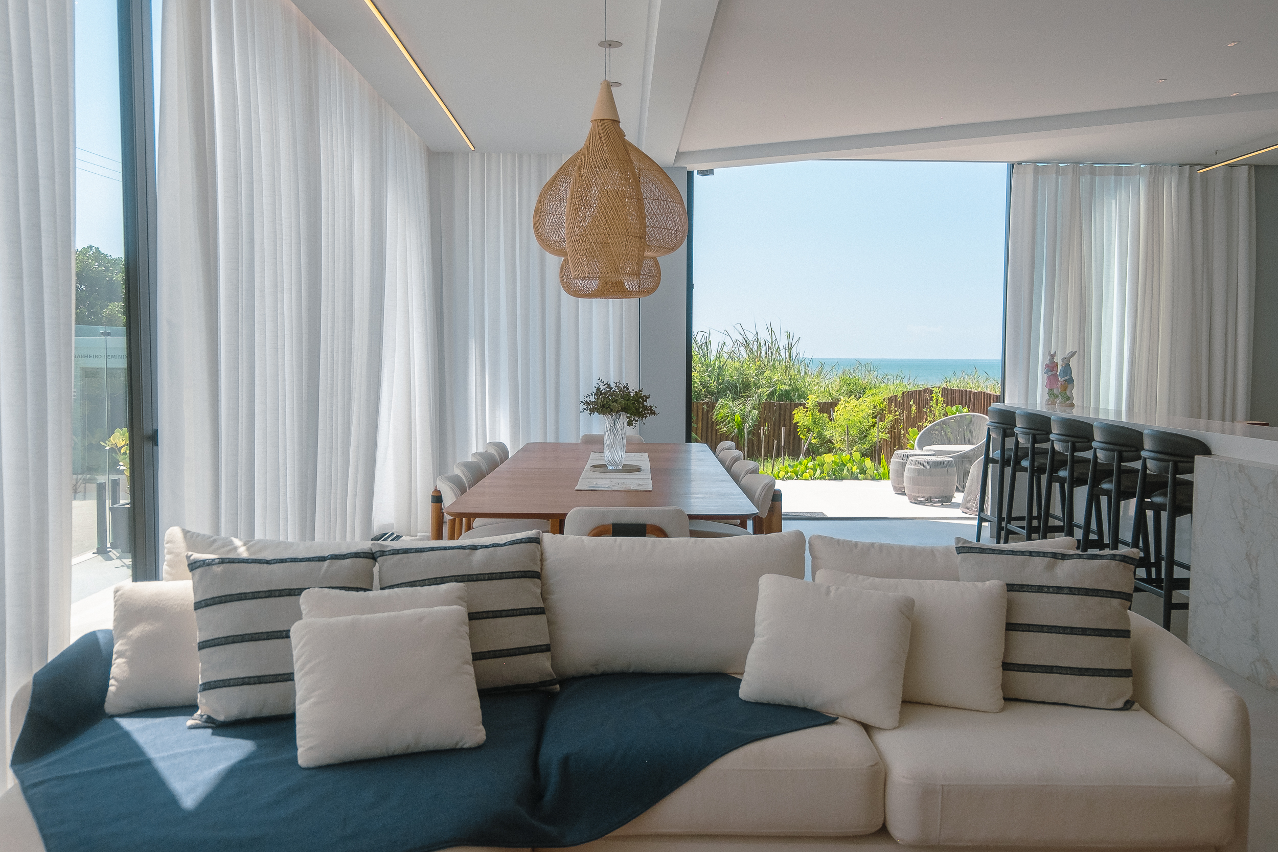 Imagem do post #Conteúdo e Visibilidade: living da Casa Mar traduz leveza arquitetônica com essência litorânea em Bombinhas, Santa Catarina