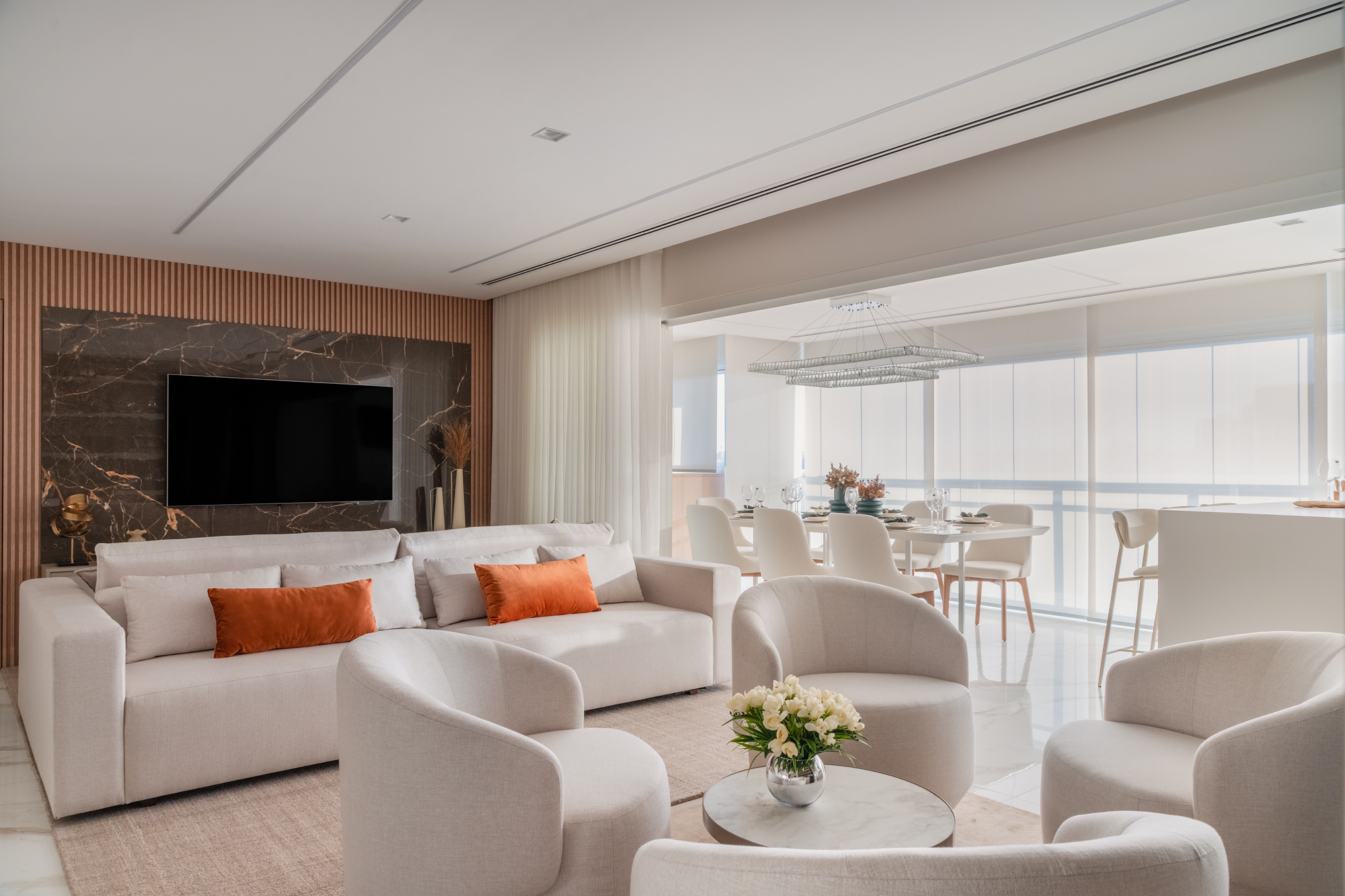 Imagem da matéria #Conteúdo e Visibilidade: assinado por Daniela Aleandri, Projeto Mundi transforma apartamento em lar acolhedor e elegante