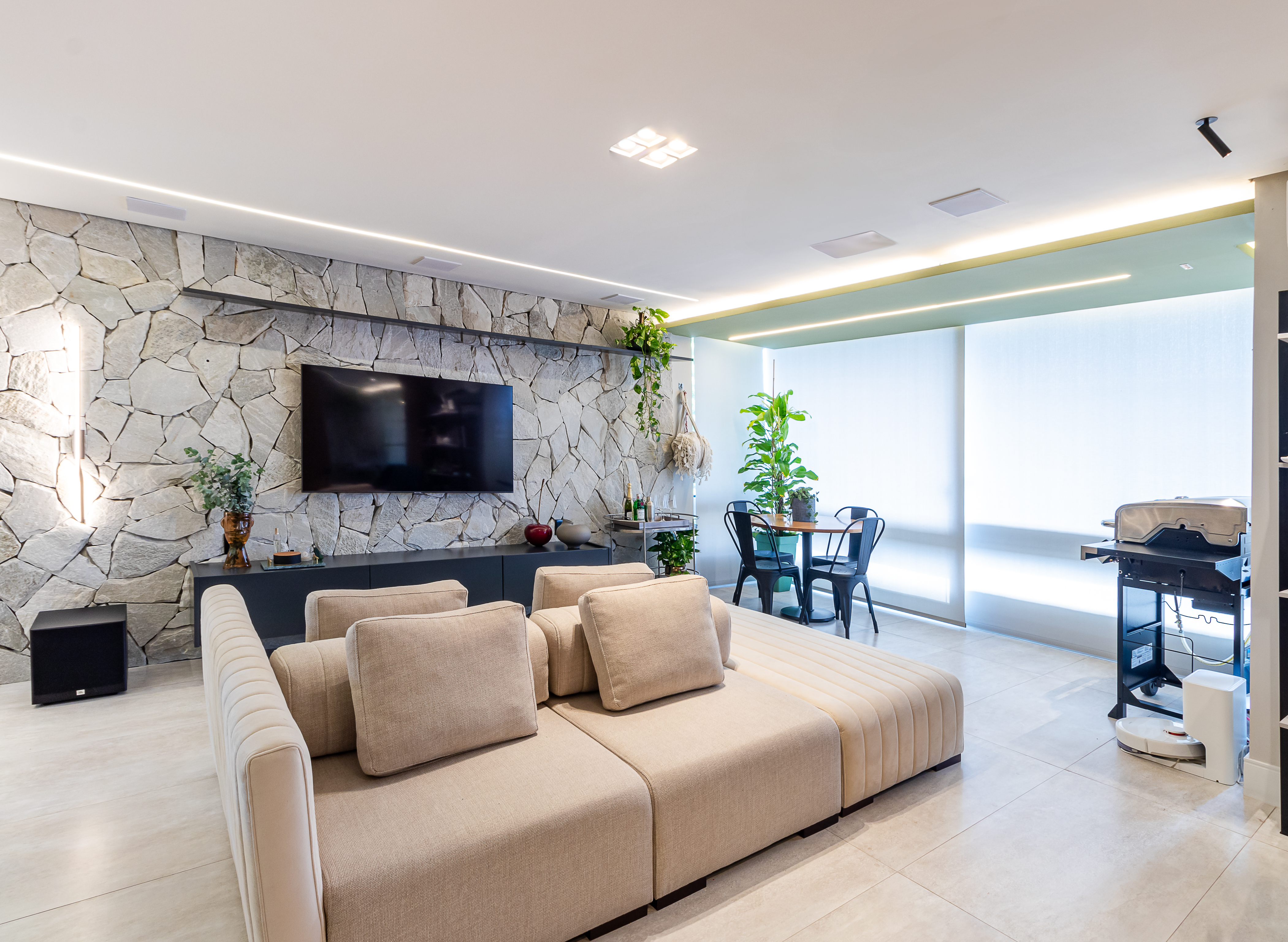 Imagem da matéria CONTEÚDO E VISIBILIDADE: Apartamento antigo em Manaus ganha planta fluida e revestimentos naturais com reforma de Leonardo Rodrigues