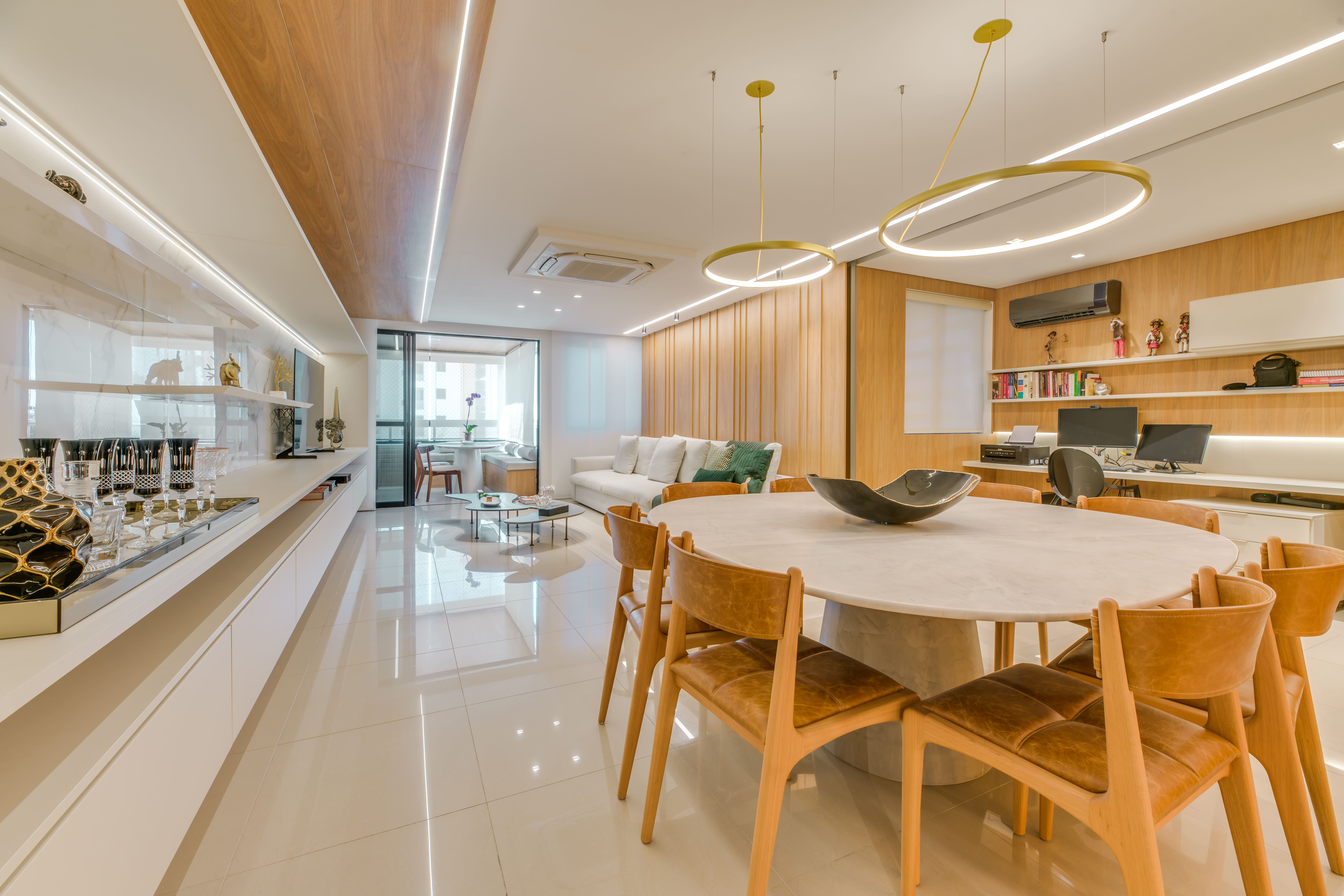 Imagem da matéria #Conteúdo e Visibilidade: projeto integrado de salas, varanda e home office une arte, conforto e identidade brasileira em reforma