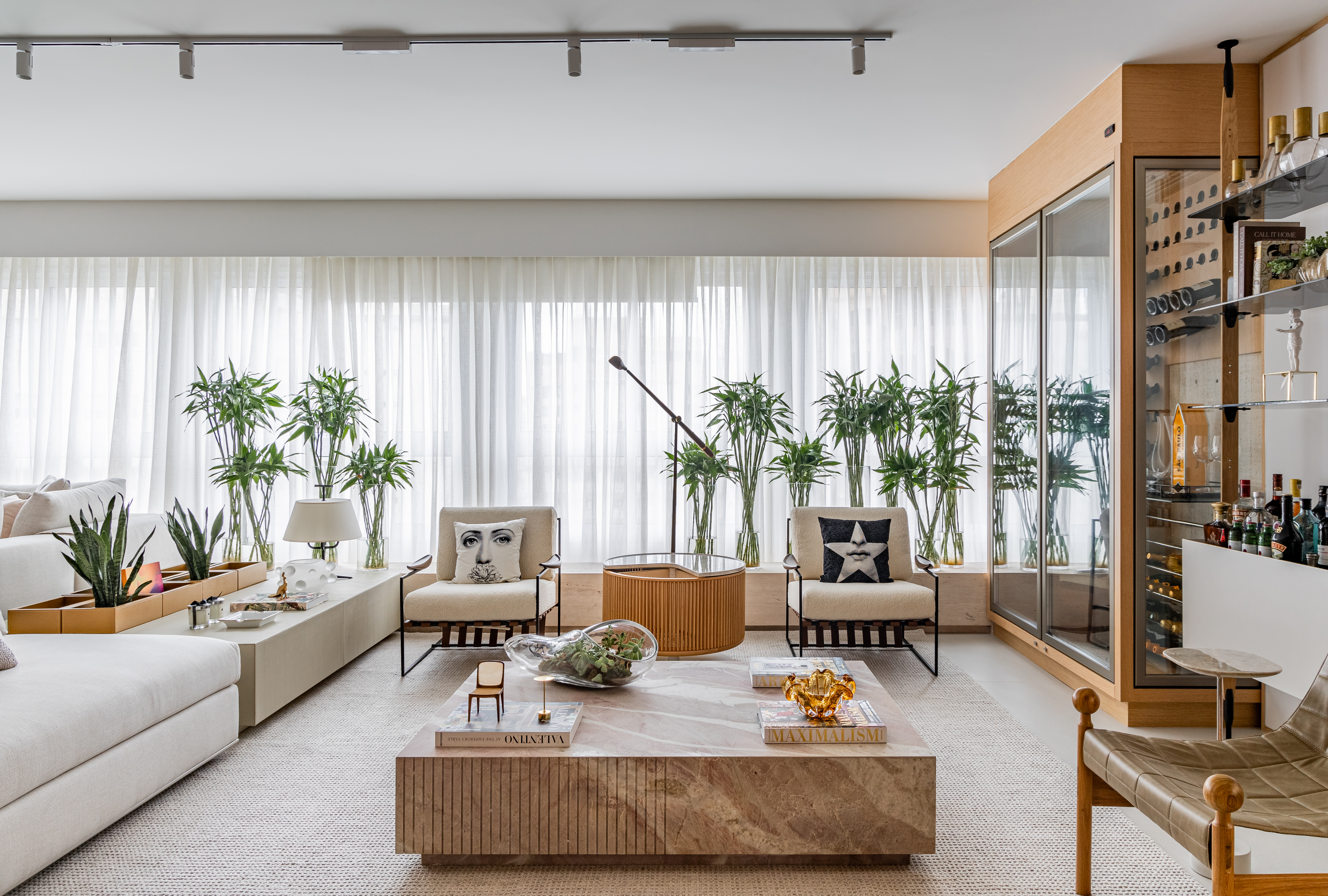 Imagem do post #Conteúdo e Visibilidade: Apartamento dos anos 1950 nos Jardins, em São Paulo, ganha reforma contemporânea, com peças de design assinado e obras de arte