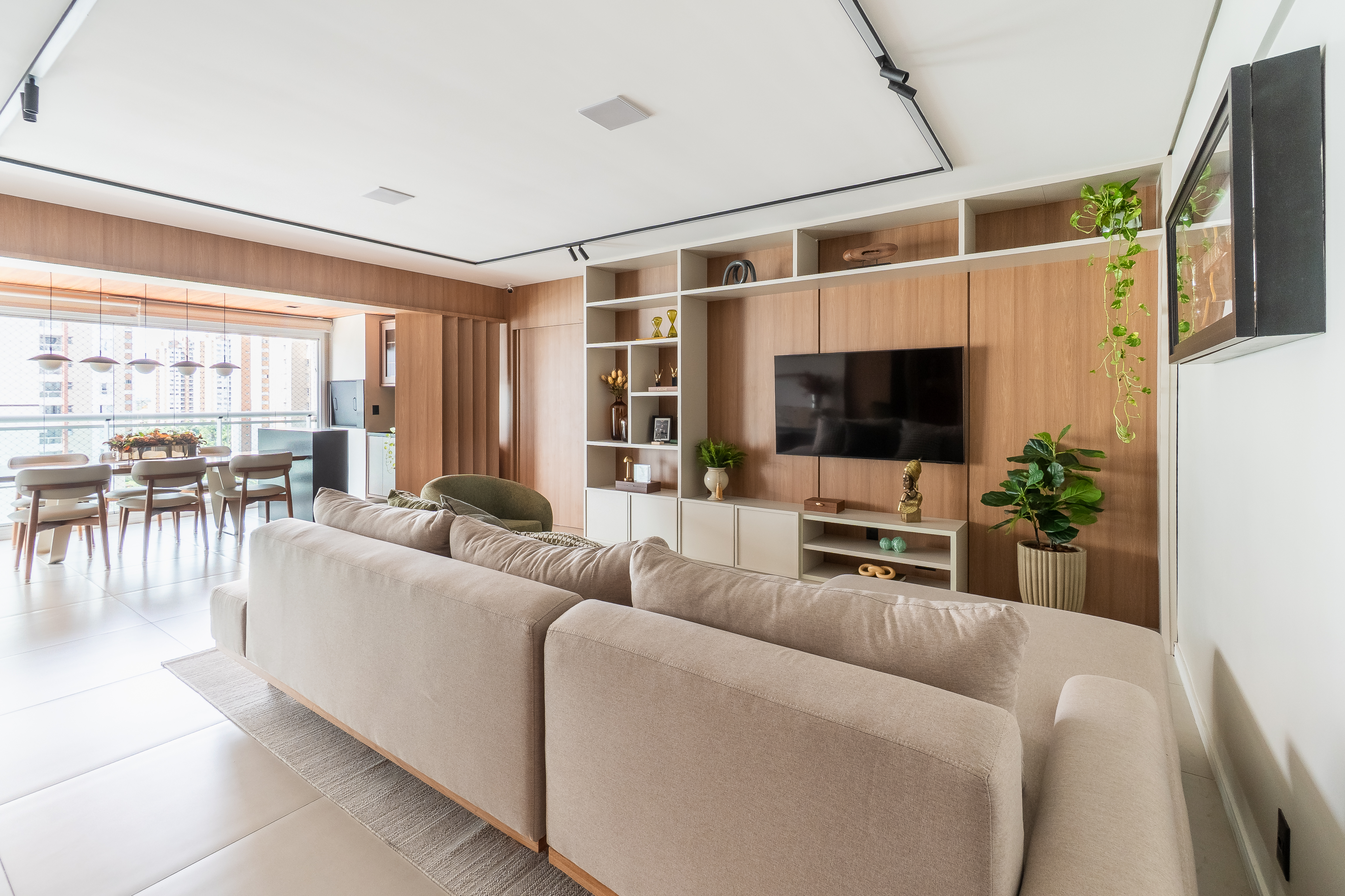 Imagem de capa da matéria - #CONTEÚDO E VISIBILIDADE: Projeto de reforma de Yamille Lopes torna área social de apartamento mais convidativa, leve e confortável
