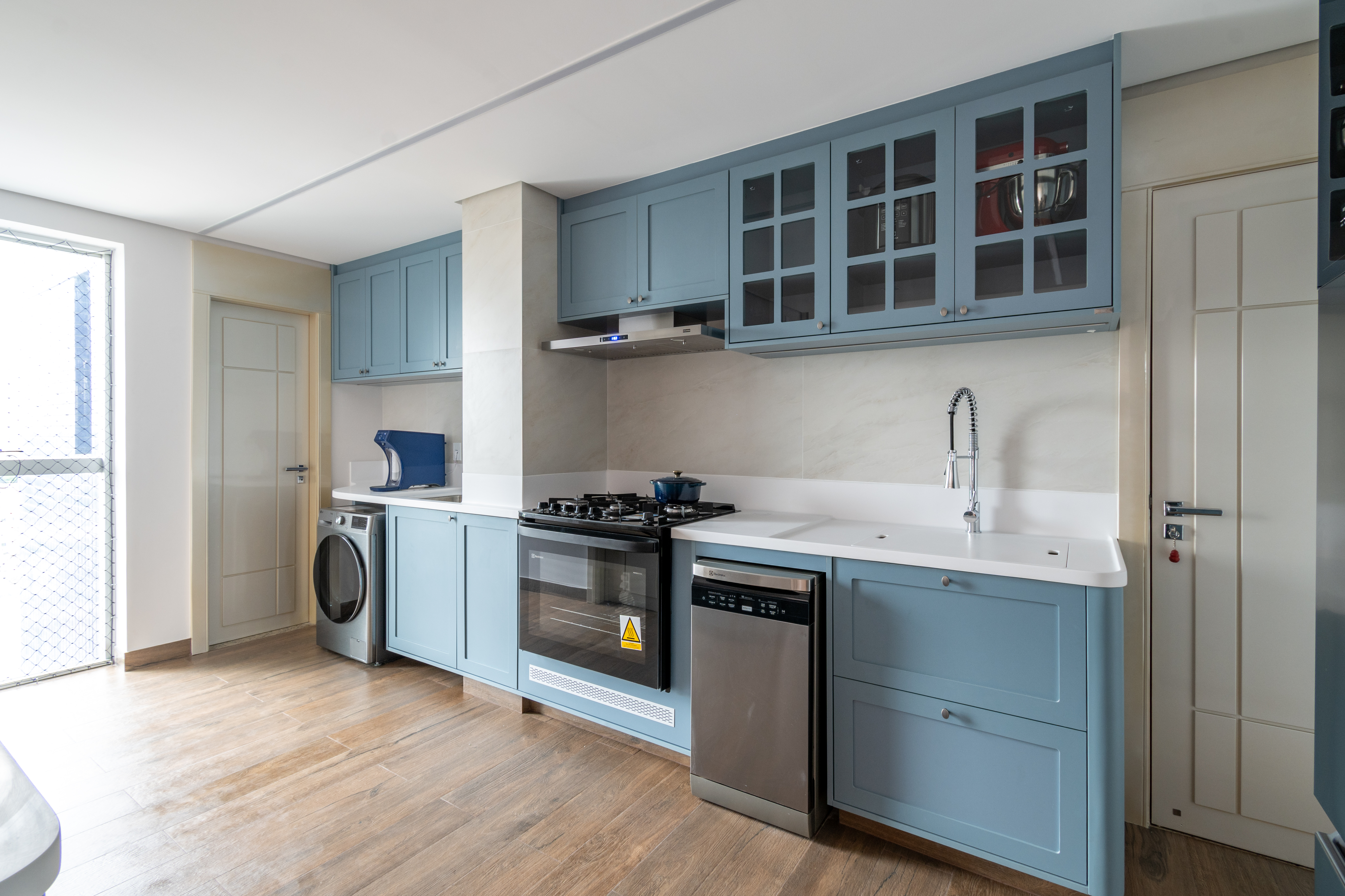 Imagem de capa da matéria - #CONTEÚDO E VISIBILIDADE:  Reforma de Thaís Dias cria cozinha em estilo provençal com porta de vidro que a integra à área social do apartamento