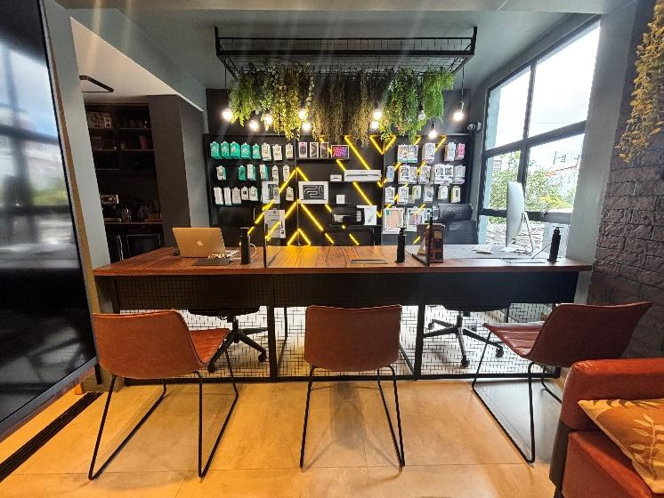 Imagem de capa da matéria - #CONTEÚDO E VISIBILIDADE: Heloisa Silvio assina reforma de loja que une biofilia, estilo industrial e design vintage