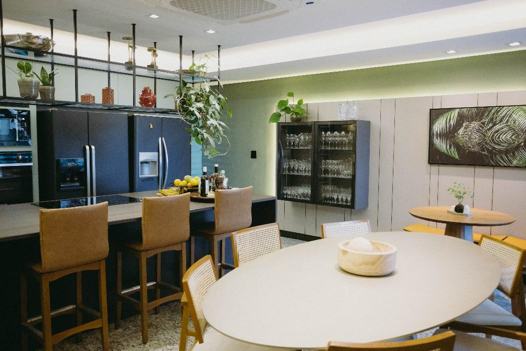 Imagem da matéria CONTEÚDO E VISIBILIDADE: Aline Siqueira assina reforma de cozinha com mobiliário personalizado e a cor verde como protagonista
