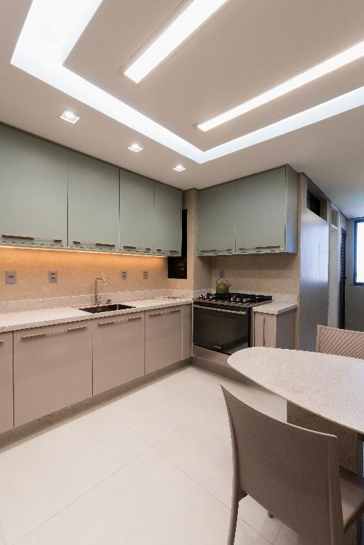Imagem da matéria #CONTEÚDO E VISIBILIDADE: Laíse Brandão assina reforma de interiores que aprimora a funcionalidade e o design de uma cozinha com lavanderia