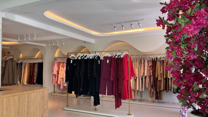 Imagem da matéria #CONTEÚDO E VISIBILIDADE: Loja ganha interiores confortável, feminino e com design orgânico em projeto da arquiteta Tatiane Freitas