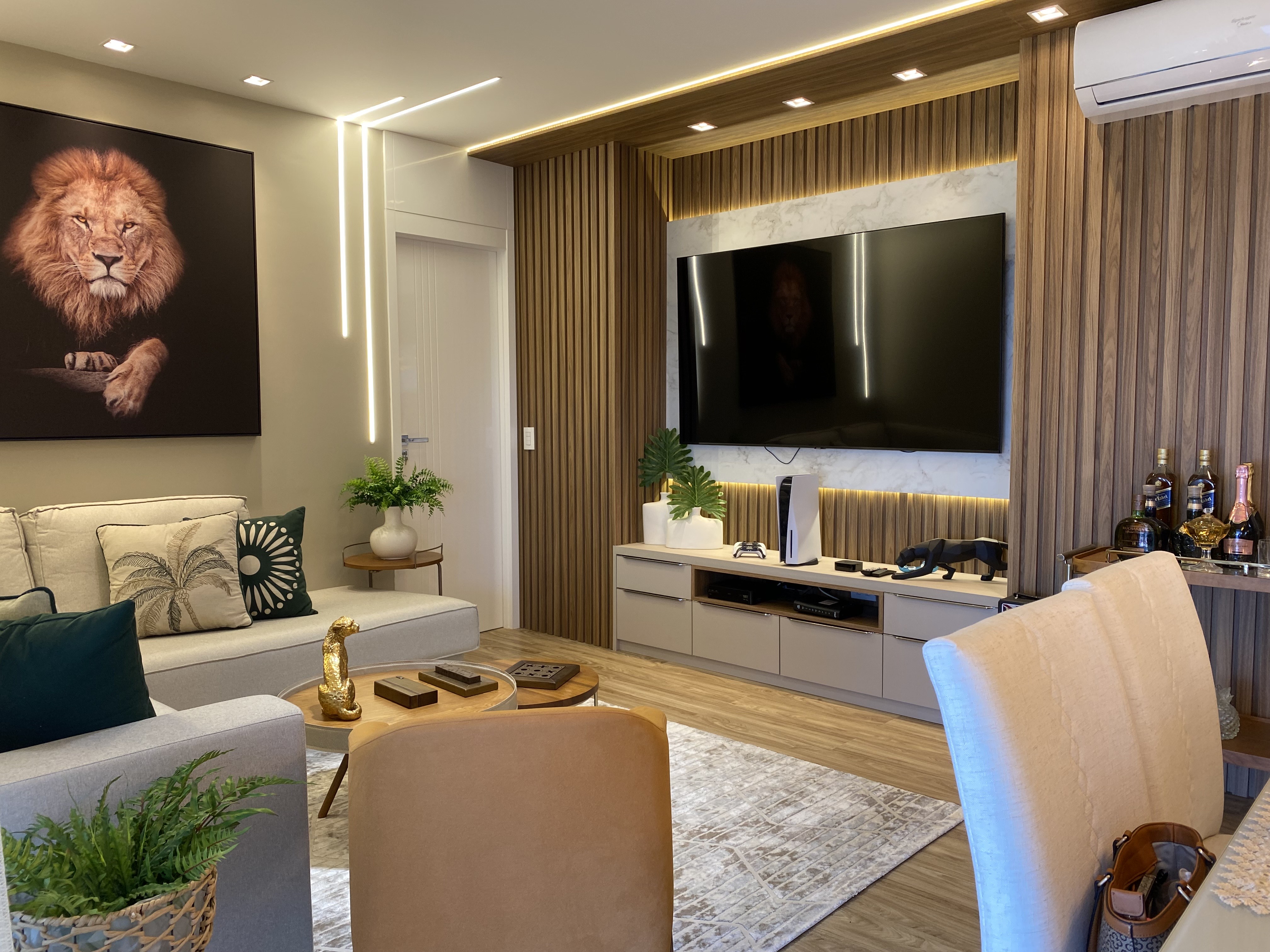 Imagem da matéria #CONTEÚDO E VISIBILIDADE: Apê ganha piso vinílico, mobiliário planejado, projeto luminotécnico e painel com coleção de guitarras do morador