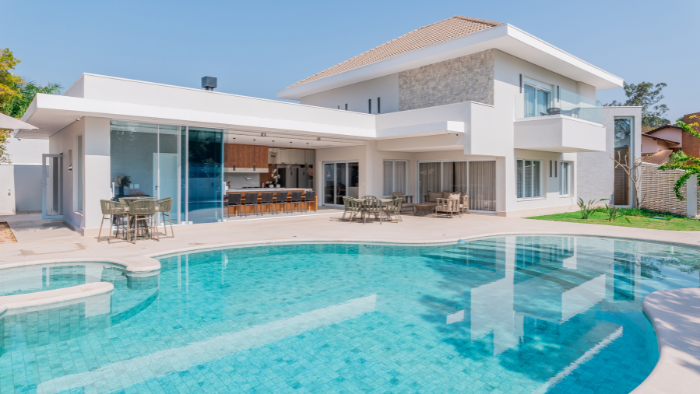 Imagem da matéria #Conteúdo e Visibilidade: projeto de interiores e construção repagina a Casa Samambaia com iluminação planejada e ambientes amplos