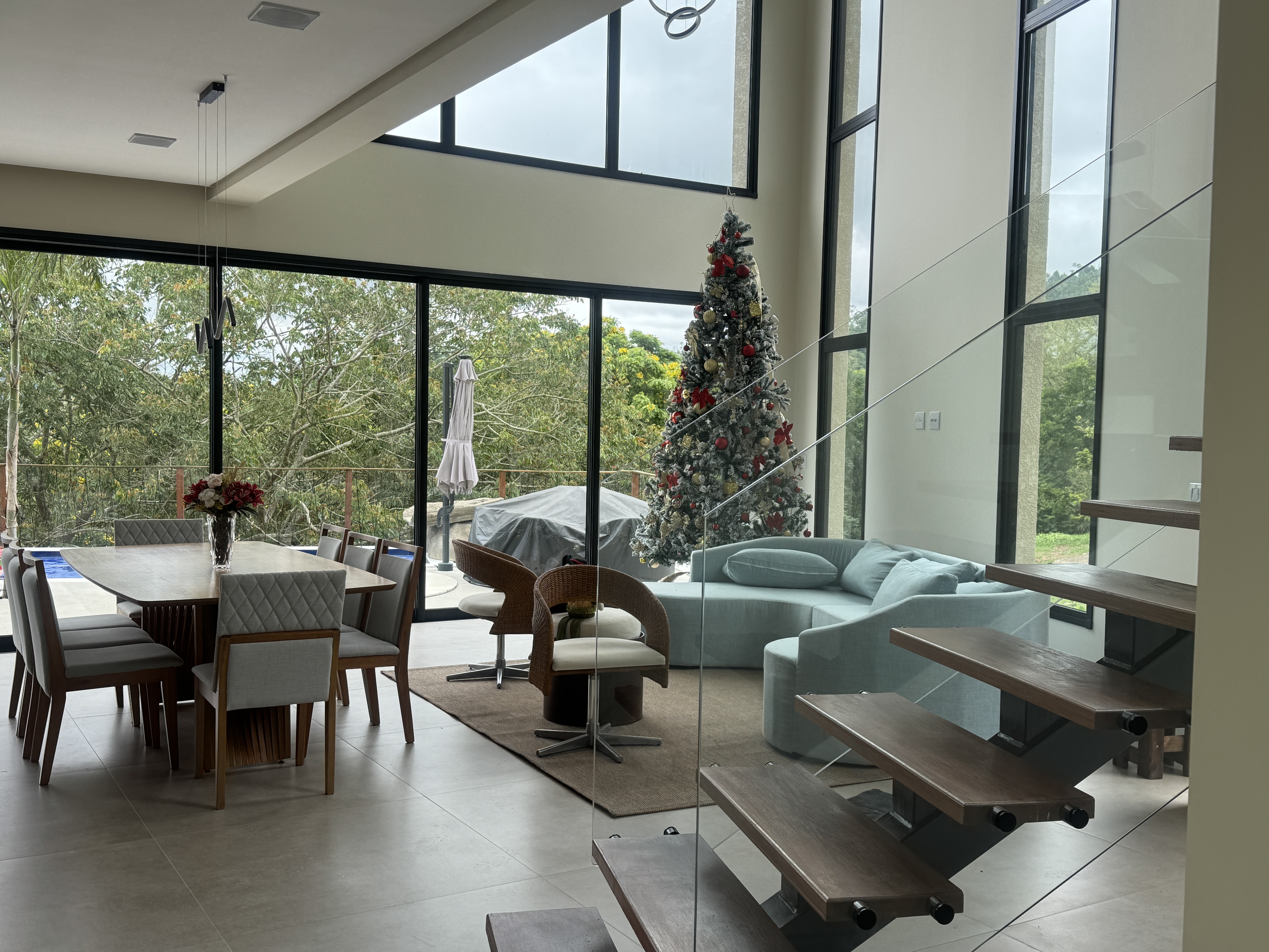 Imagem da matéria #ConteúdoeVisibilidade Porto Atibaia: integração visual, conforto e funcionalidade em uma casa contemporânea