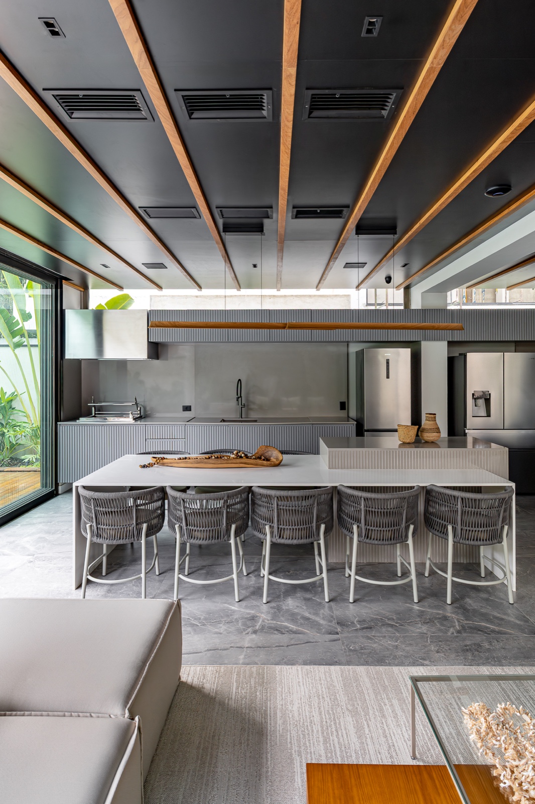 Imagem da matéria ConteúdoEVisibilidade Residência TS: integração, luz natural e materiais que atravessam o tempo