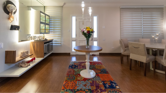 Imagem da matéria #Conteúdo e Visibilidade: projeto de design de Rodrigo Martinez cria bar residencial integrado à chapelaria em casa no litoral