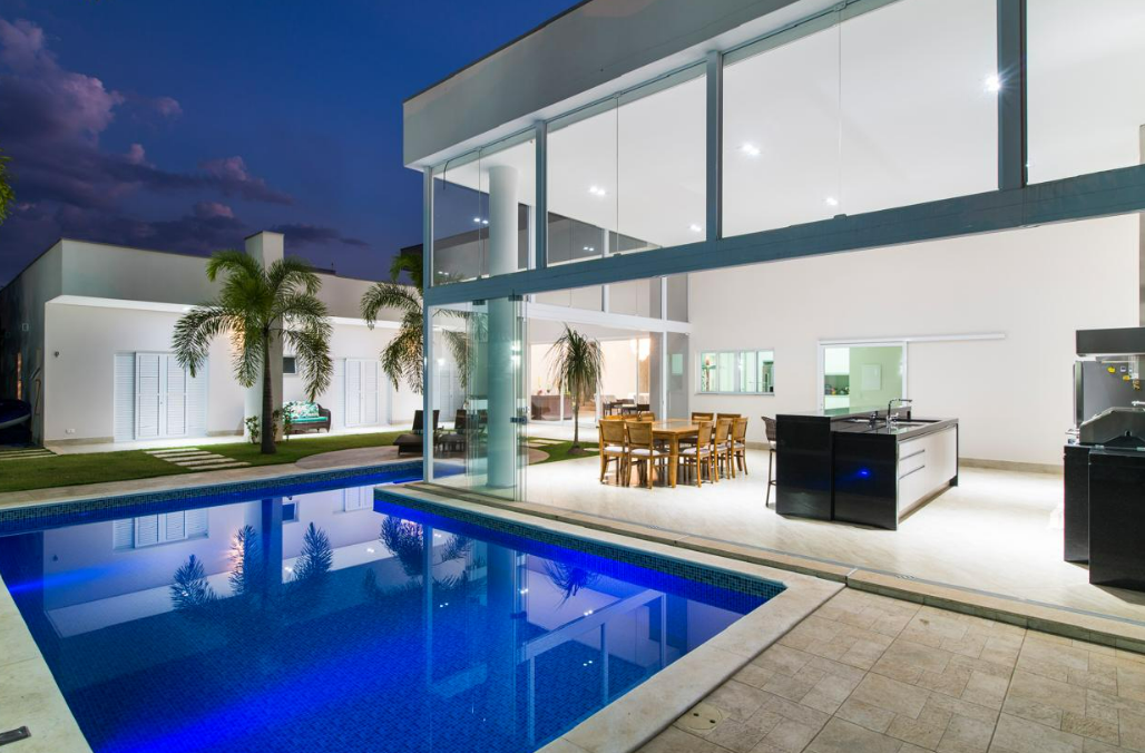 Imagem da matéria #Conteúdo e Visibilidade: Residência térrea de 580 m² aposta na integração total dos ambientes e na conexão com o jardim