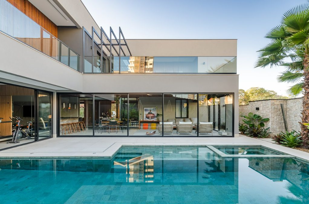 Imagem da experiência #Conteúdo e Visibilidade: Casa Linear traduz sofisticação e integração em residência de 840 m² em Taubaté