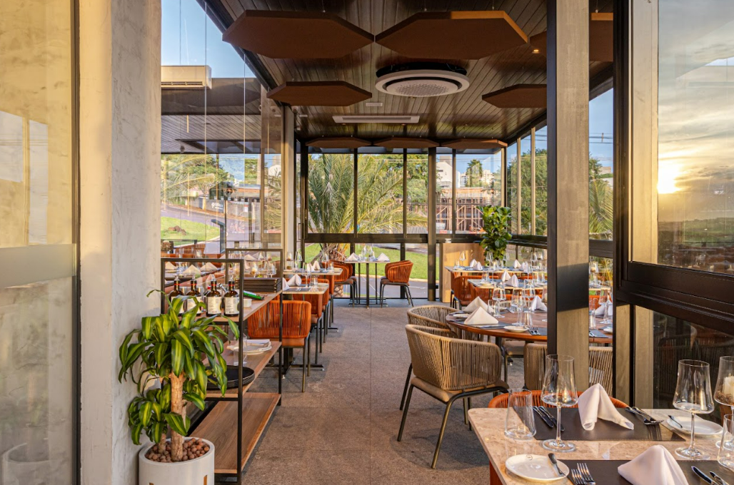 Imagem da matéria #CONTEÚDOEVISIBILIDADE Wine Hunter: Régnier Bachete Arquitetura transforma espaço de pé-direito duplo em experiência dedicada ao vinho em Londrina